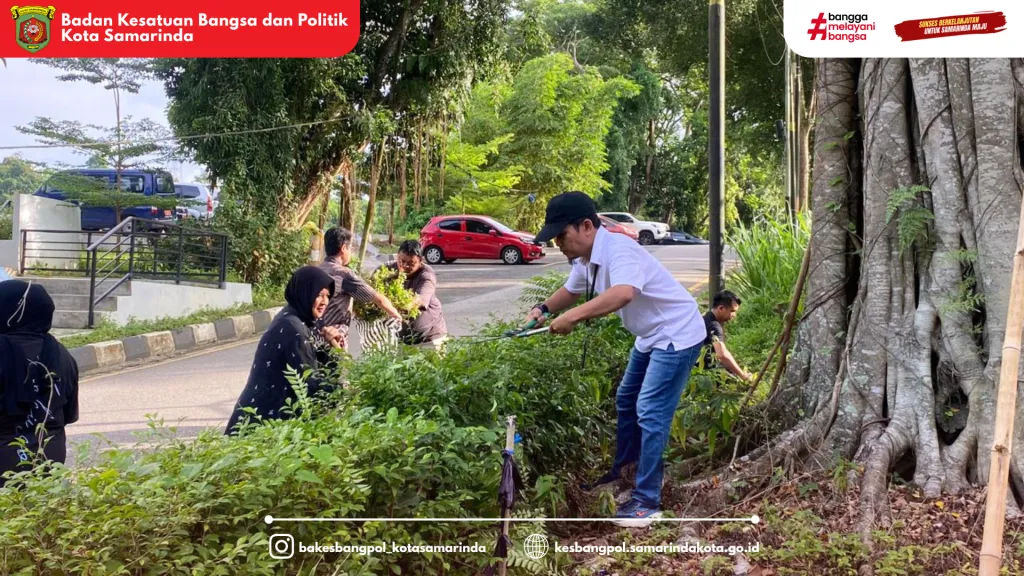 Badan Kesatuan Bangsa dan Politik Kota Samarinda Gelar Aksi Gotong Royong Lingkungan Kantor