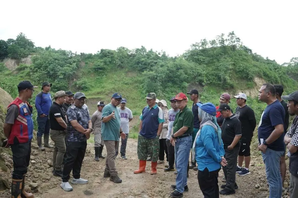 Wawali Saefuddin Zuhri Turun Langsung Gotong Royong Bersama Warga Lempake Tangani Banjir