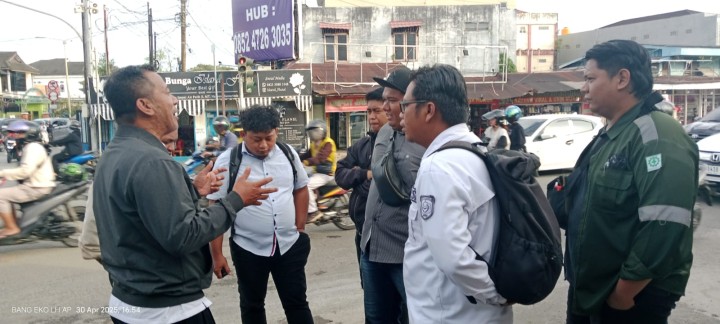 Peninjauan lapangan oleh pihak PUPR Kota Samarinda, PDAM & Pelaksana pekerjaan drainase lanjutan di Jl. P. Suryanata