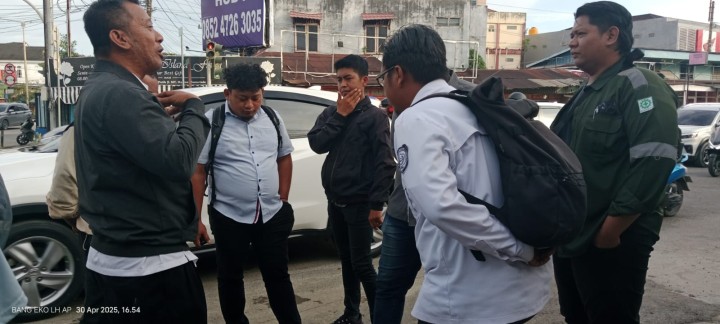 Peninjauan lapangan oleh pihak PUPR Kota Samarinda, PDAM & Pelaksana pekerjaan drainase lanjutan di Jl. P. Suryanata