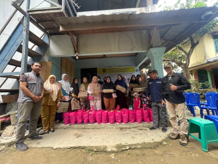 Pembagian Sembako Probebaya RT 32 dan RT 39 Kelurahan Air Putih