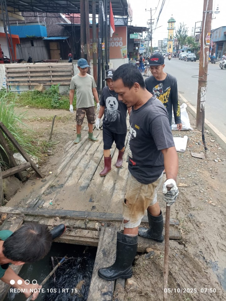 Gotong Royong RT. 34, RT. 15, RT.  29, RT. 02, RT. 19. Minggu, 05 Oktober 2025