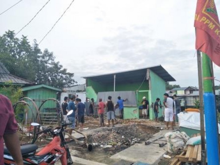 BERSIH SUNGAI, PENANAMAN POHON DAN PENEMPELAN STICKER JANGAN BUANG SAMPAH DISUNGAI