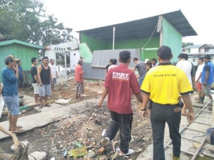 BERSIH SUNGAI, PENANAMAN POHON DAN PENEMPELAN STICKER JANGAN BUANG SAMPAH DISUNGAI