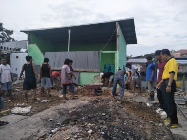 BERSIH SUNGAI, PENANAMAN POHON DAN PENEMPELAN STICKER JANGAN BUANG SAMPAH DISUNGAI