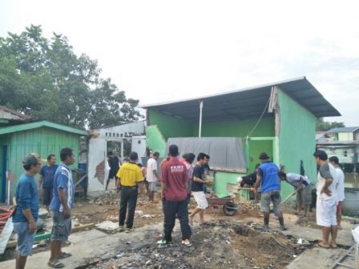 BERSIH SUNGAI, PENANAMAN POHON DAN PENEMPELAN STICKER JANGAN BUANG SAMPAH DISUNGAI