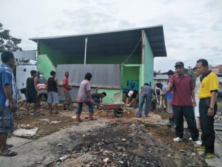 BERSIH SUNGAI, PENANAMAN POHON DAN PENEMPELAN STICKER JANGAN BUANG SAMPAH DISUNGAI