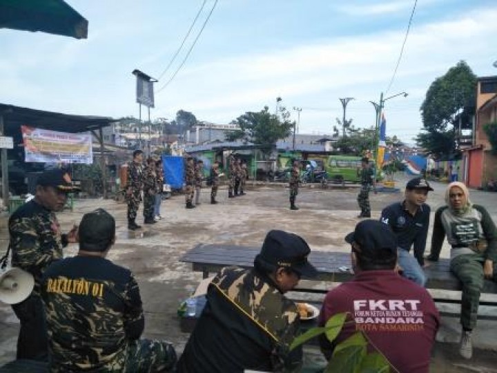 BERSIH SUNGAI, PENANAMAN POHON DAN PENEMPELAN STICKER JANGAN BUANG SAMPAH DISUNGAI