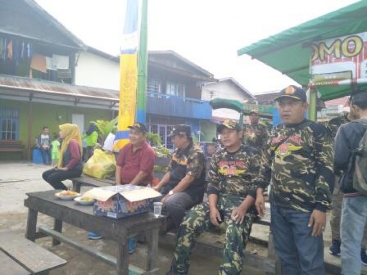 BERSIH SUNGAI, PENANAMAN POHON DAN PENEMPELAN STICKER JANGAN BUANG SAMPAH DISUNGAI