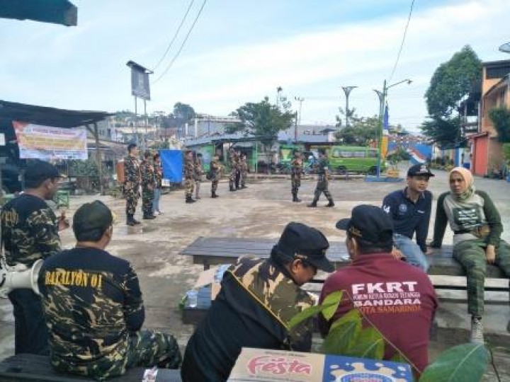 BERSIH SUNGAI, PENANAMAN POHON DAN PENEMPELAN STICKER JANGAN BUANG SAMPAH DISUNGAI