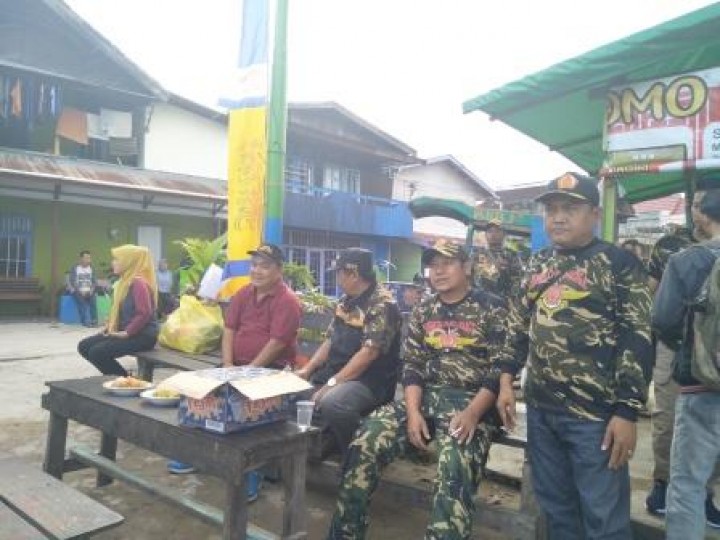 BERSIH SUNGAI, PENANAMAN POHON DAN PENEMPELAN STICKER JANGAN BUANG SAMPAH DISUNGAI