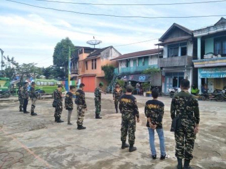 BERSIH SUNGAI, PENANAMAN POHON DAN PENEMPELAN STICKER JANGAN BUANG SAMPAH DISUNGAI