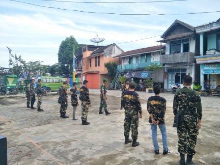 BERSIH SUNGAI, PENANAMAN POHON DAN PENEMPELAN STICKER JANGAN BUANG SAMPAH DISUNGAI