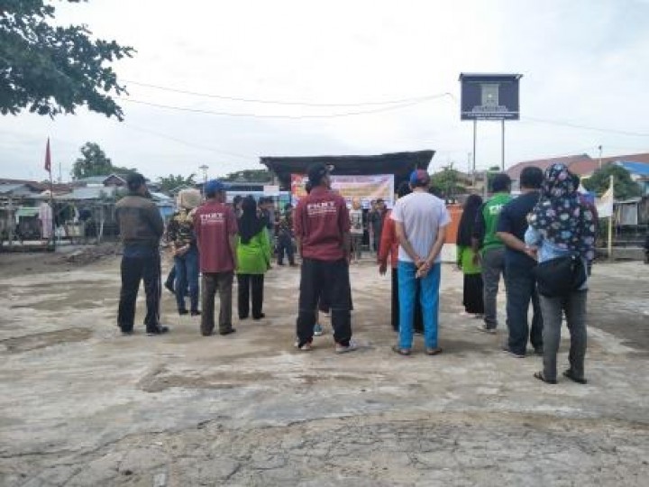 BERSIH SUNGAI, PENANAMAN POHON DAN PENEMPELAN STICKER JANGAN BUANG SAMPAH DISUNGAI