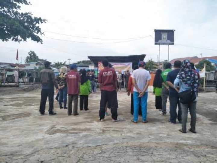 BERSIH SUNGAI, PENANAMAN POHON DAN PENEMPELAN STICKER JANGAN BUANG SAMPAH DISUNGAI