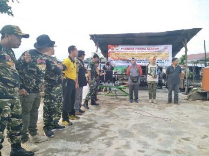 BERSIH SUNGAI, PENANAMAN POHON DAN PENEMPELAN STICKER JANGAN BUANG SAMPAH DISUNGAI