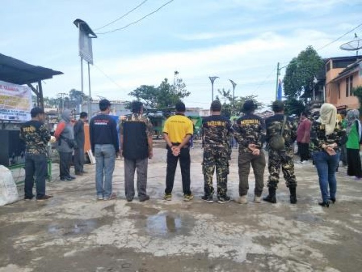 BERSIH SUNGAI, PENANAMAN POHON DAN PENEMPELAN STICKER JANGAN BUANG SAMPAH DISUNGAI