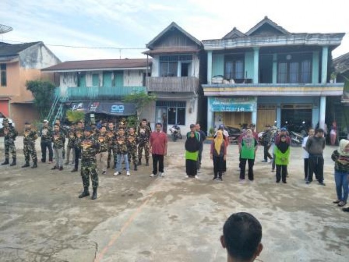 BERSIH SUNGAI, PENANAMAN POHON DAN PENEMPELAN STICKER JANGAN BUANG SAMPAH DISUNGAI