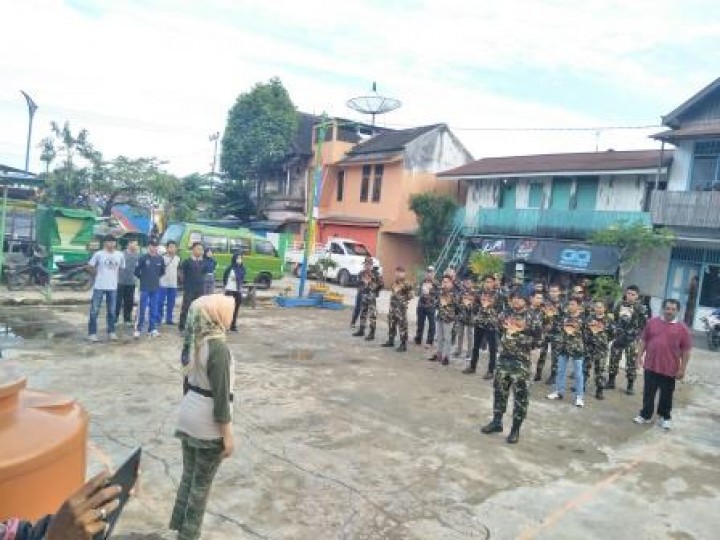 BERSIH SUNGAI, PENANAMAN POHON DAN PENEMPELAN STICKER JANGAN BUANG SAMPAH DISUNGAI