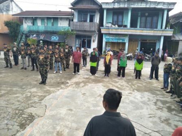 BERSIH SUNGAI, PENANAMAN POHON DAN PENEMPELAN STICKER JANGAN BUANG SAMPAH DISUNGAI