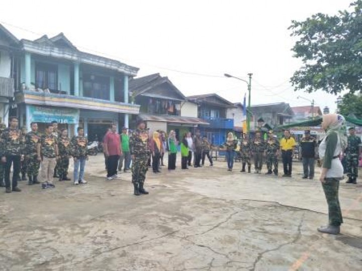 BERSIH SUNGAI, PENANAMAN POHON DAN PENEMPELAN STICKER JANGAN BUANG SAMPAH DISUNGAI