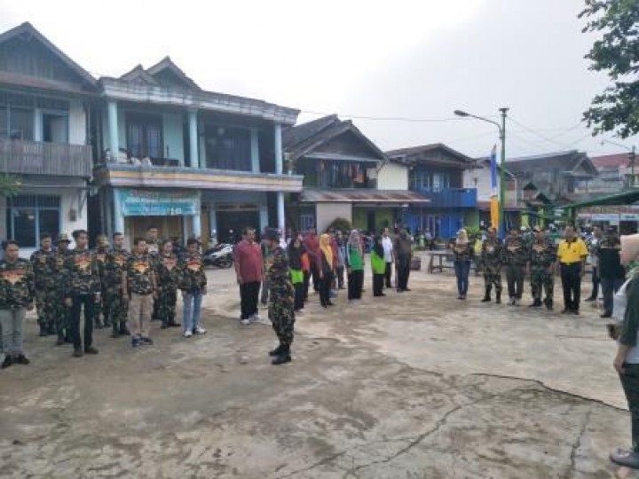 BERSIH SUNGAI, PENANAMAN POHON DAN PENEMPELAN STICKER JANGAN BUANG SAMPAH DISUNGAI