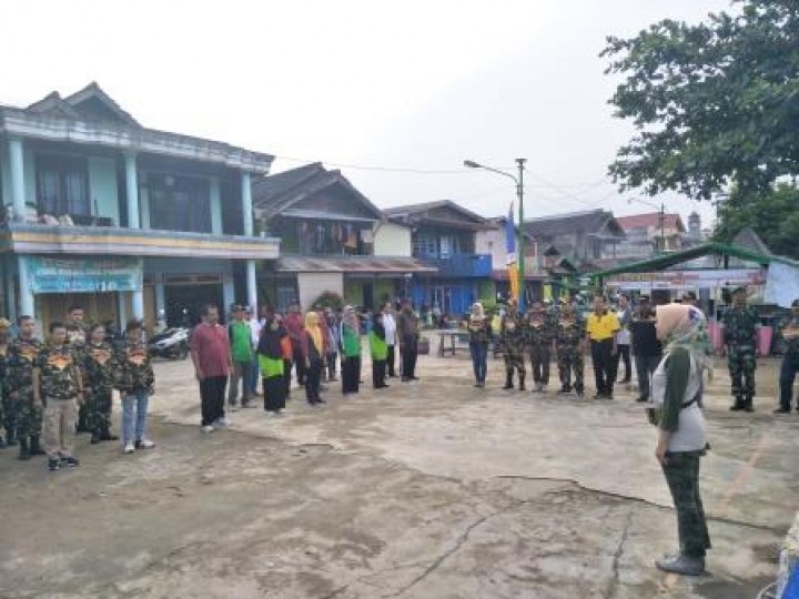 BERSIH SUNGAI, PENANAMAN POHON DAN PENEMPELAN STICKER JANGAN BUANG SAMPAH DISUNGAI