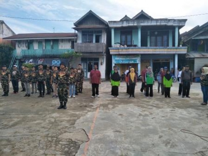 BERSIH SUNGAI, PENANAMAN POHON DAN PENEMPELAN STICKER JANGAN BUANG SAMPAH DISUNGAI