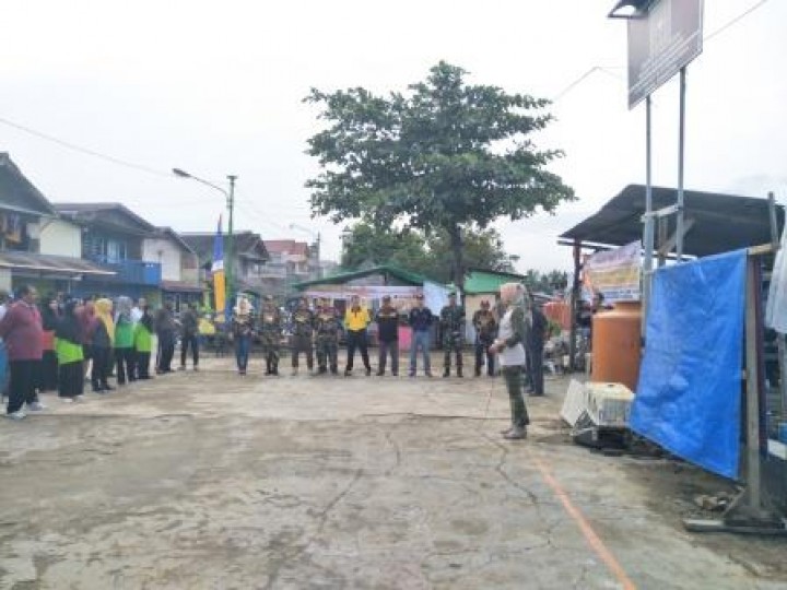BERSIH SUNGAI, PENANAMAN POHON DAN PENEMPELAN STICKER JANGAN BUANG SAMPAH DISUNGAI