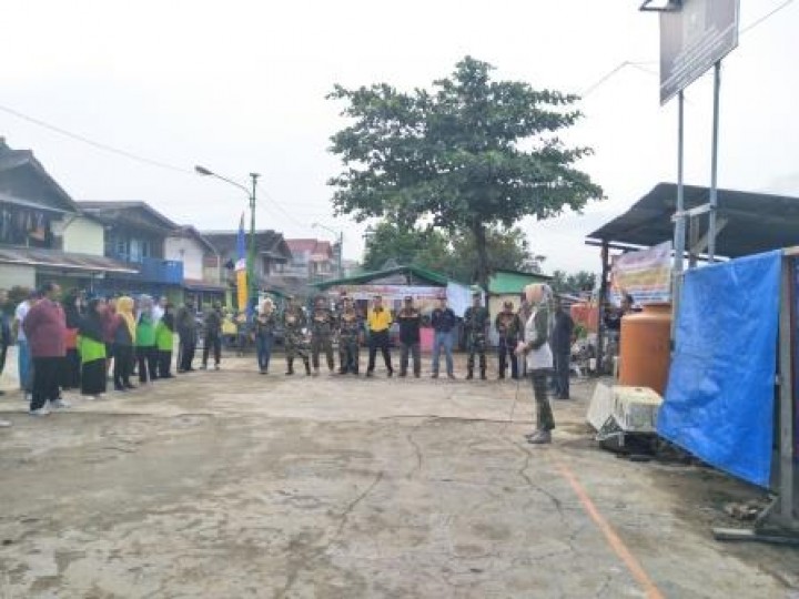 BERSIH SUNGAI, PENANAMAN POHON DAN PENEMPELAN STICKER JANGAN BUANG SAMPAH DISUNGAI