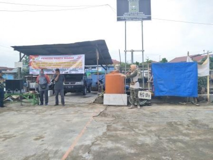 BERSIH SUNGAI, PENANAMAN POHON DAN PENEMPELAN STICKER JANGAN BUANG SAMPAH DISUNGAI