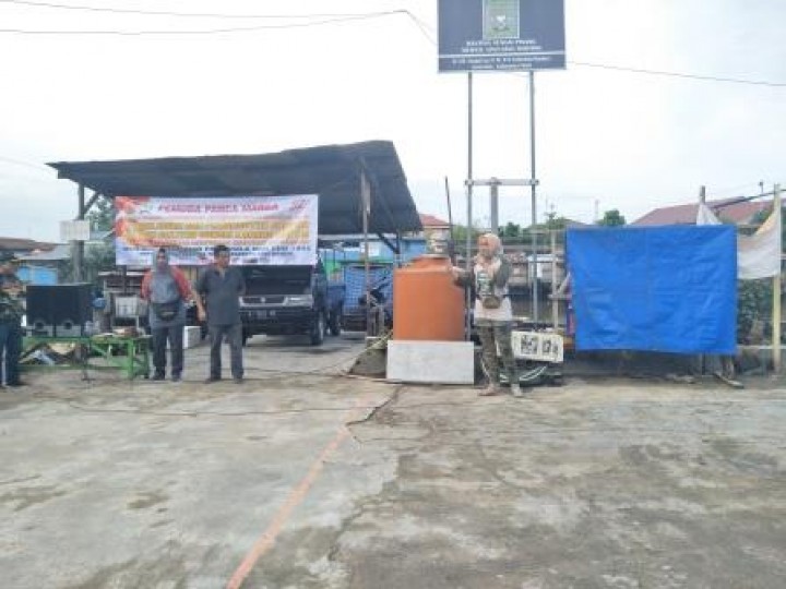 BERSIH SUNGAI, PENANAMAN POHON DAN PENEMPELAN STICKER JANGAN BUANG SAMPAH DISUNGAI