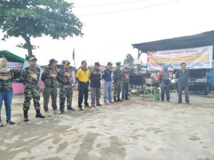 BERSIH SUNGAI, PENANAMAN POHON DAN PENEMPELAN STICKER JANGAN BUANG SAMPAH DISUNGAI