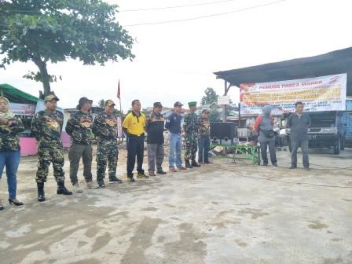 BERSIH SUNGAI, PENANAMAN POHON DAN PENEMPELAN STICKER JANGAN BUANG SAMPAH DISUNGAI