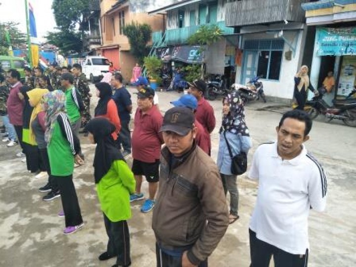BERSIH SUNGAI, PENANAMAN POHON DAN PENEMPELAN STICKER JANGAN BUANG SAMPAH DISUNGAI