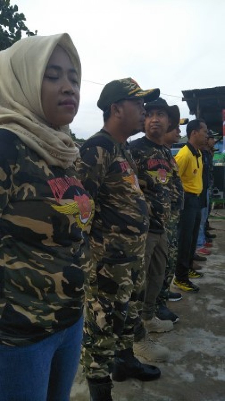 BERSIH SUNGAI, PENANAMAN POHON DAN PENEMPELAN STICKER JANGAN BUANG SAMPAH DISUNGAI