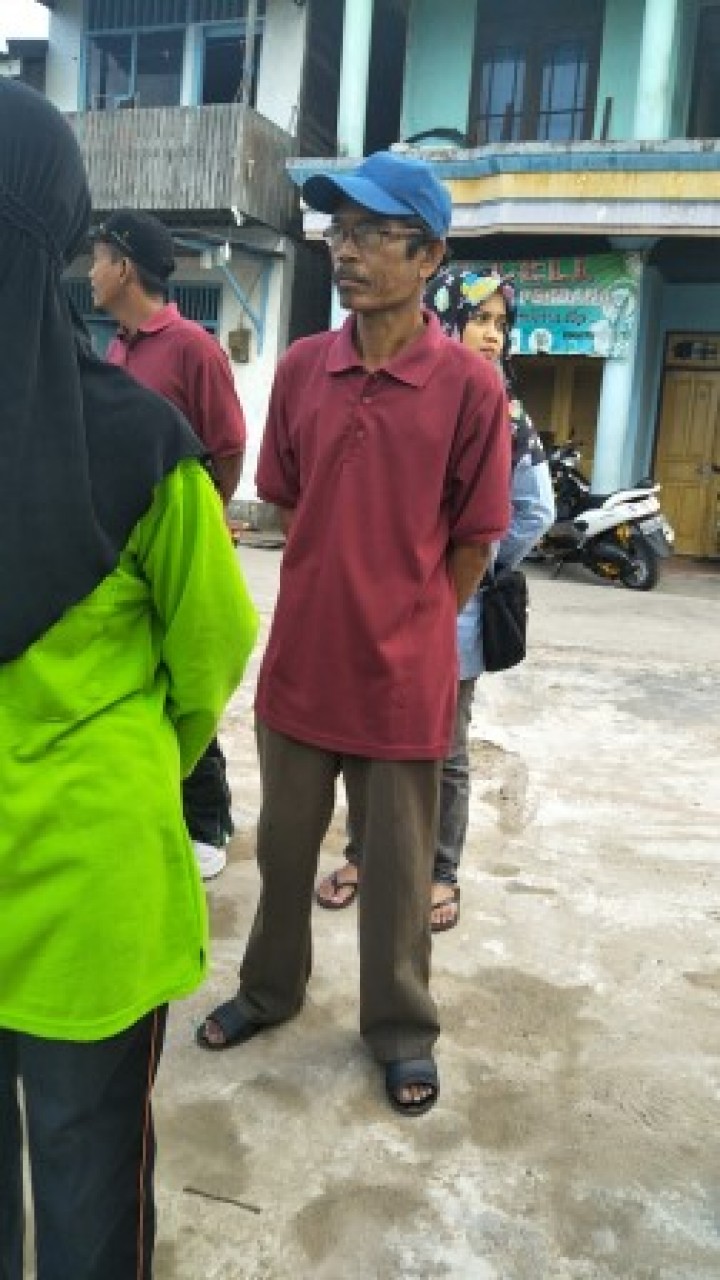 BERSIH SUNGAI, PENANAMAN POHON DAN PENEMPELAN STICKER JANGAN BUANG SAMPAH DISUNGAI