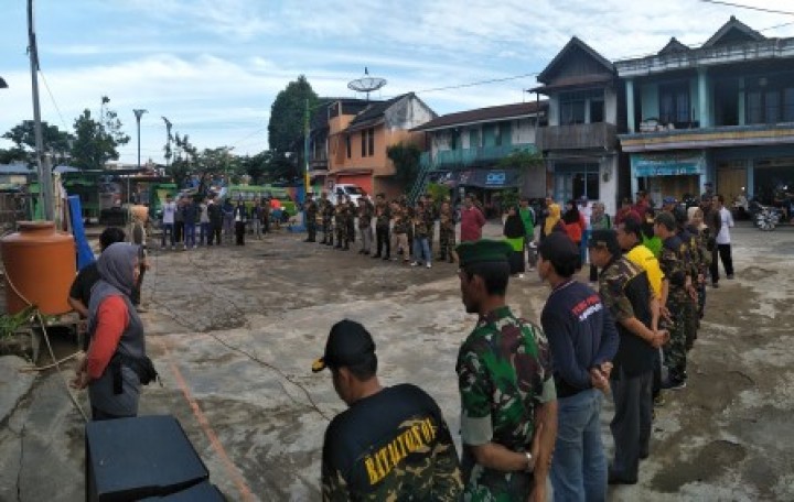 BERSIH SUNGAI, PENANAMAN POHON DAN PENEMPELAN STICKER JANGAN BUANG SAMPAH DISUNGAI