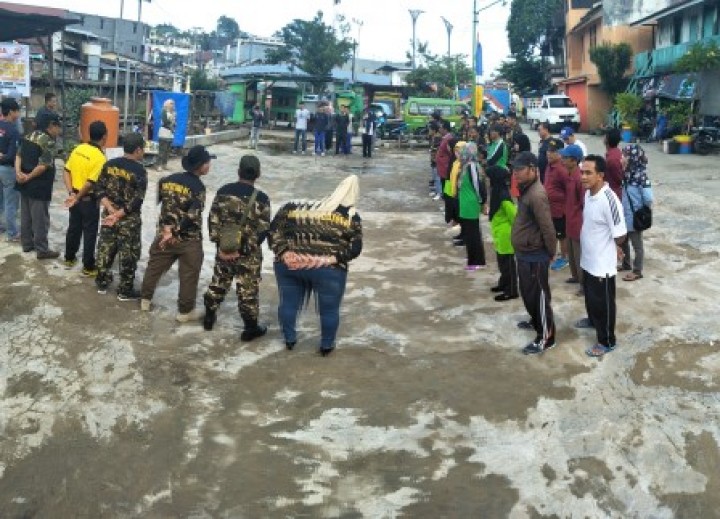 BERSIH SUNGAI, PENANAMAN POHON DAN PENEMPELAN STICKER JANGAN BUANG SAMPAH DISUNGAI