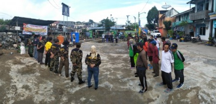 BERSIH SUNGAI, PENANAMAN POHON DAN PENEMPELAN STICKER JANGAN BUANG SAMPAH DISUNGAI