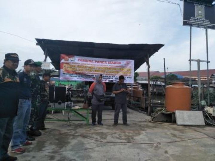 BERSIH SUNGAI, PENANAMAN POHON DAN PENEMPELAN STICKER JANGAN BUANG SAMPAH DISUNGAI
