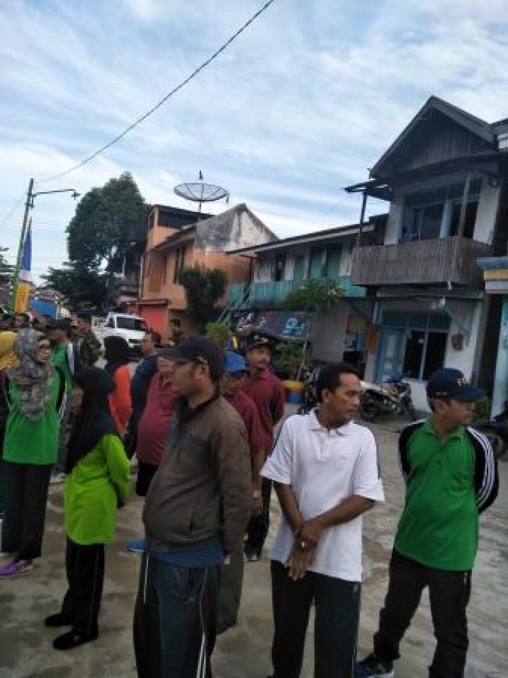 BERSIH SUNGAI, PENANAMAN POHON DAN PENEMPELAN STICKER JANGAN BUANG SAMPAH DISUNGAI