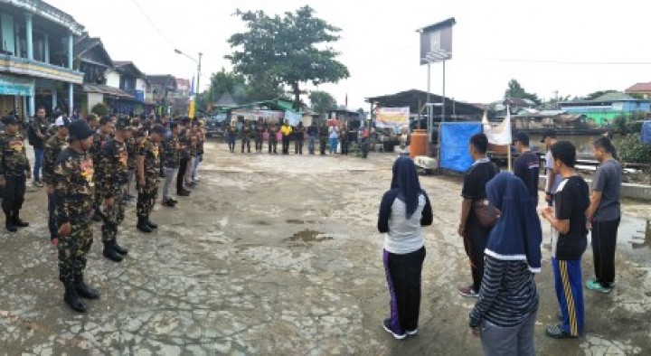 BERSIH SUNGAI, PENANAMAN POHON DAN PENEMPELAN STICKER JANGAN BUANG SAMPAH DISUNGAI