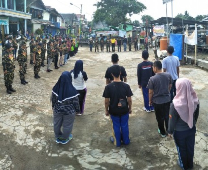 BERSIH SUNGAI, PENANAMAN POHON DAN PENEMPELAN STICKER JANGAN BUANG SAMPAH DISUNGAI