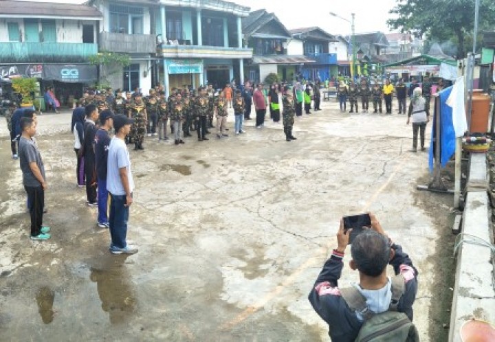 BERSIH SUNGAI, PENANAMAN POHON DAN PENEMPELAN STICKER JANGAN BUANG SAMPAH DISUNGAI