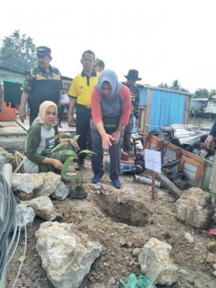 BERSIH SUNGAI, PENANAMAN POHON DAN PENEMPELAN STICKER JANGAN BUANG SAMPAH DISUNGAI