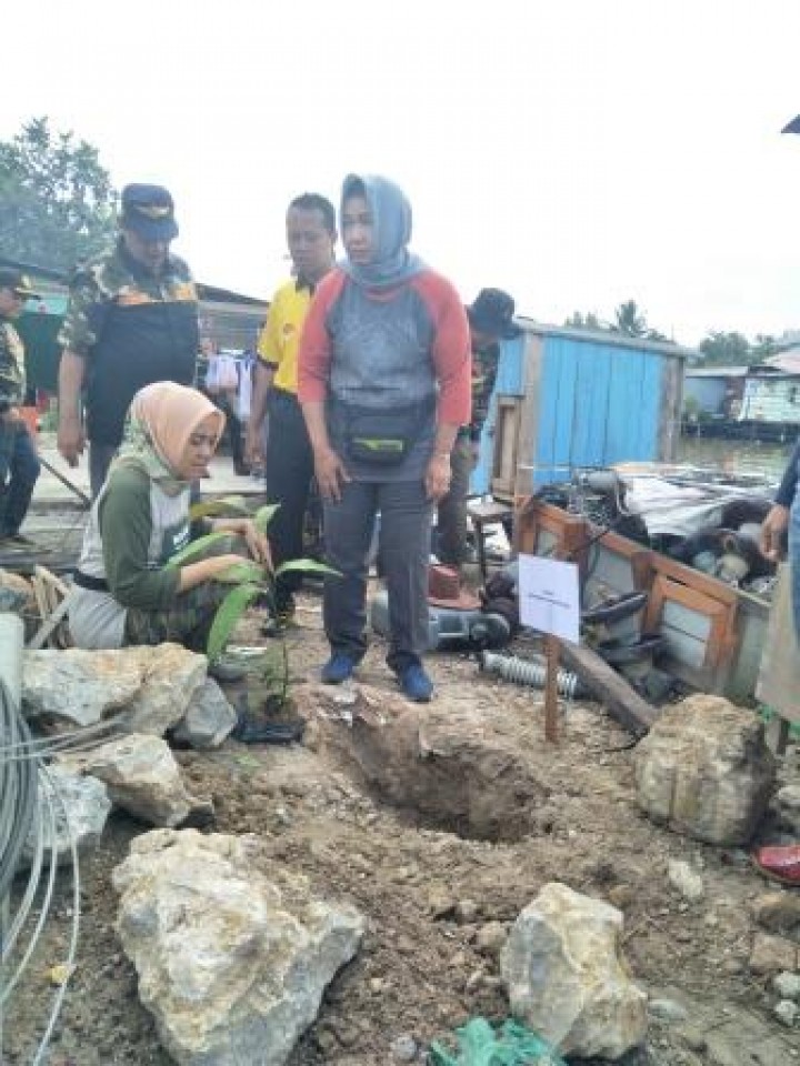 BERSIH SUNGAI, PENANAMAN POHON DAN PENEMPELAN STICKER JANGAN BUANG SAMPAH DISUNGAI