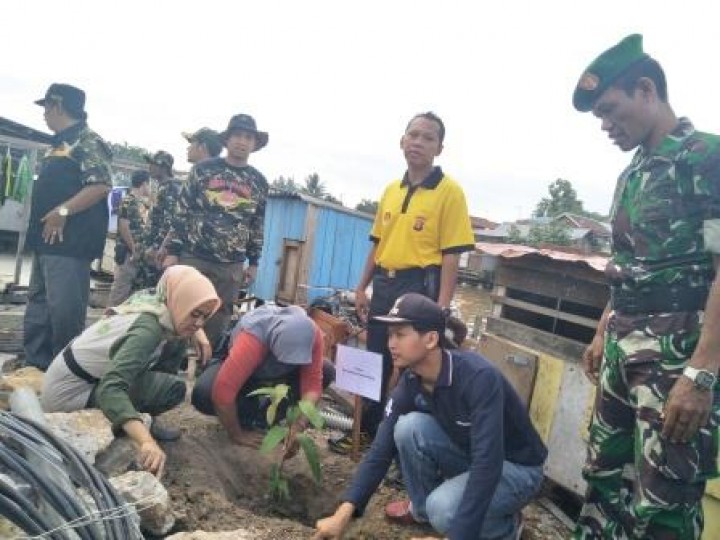 BERSIH SUNGAI, PENANAMAN POHON DAN PENEMPELAN STICKER JANGAN BUANG SAMPAH DISUNGAI