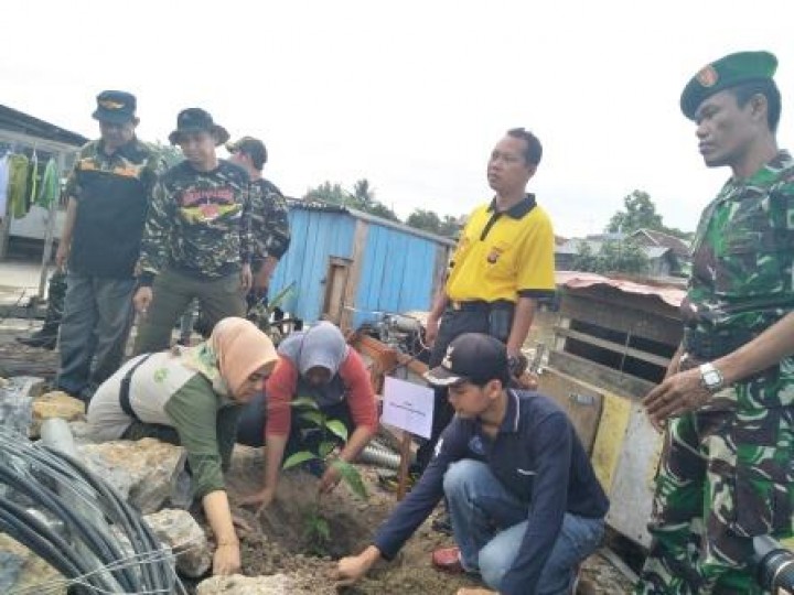 BERSIH SUNGAI, PENANAMAN POHON DAN PENEMPELAN STICKER JANGAN BUANG SAMPAH DISUNGAI