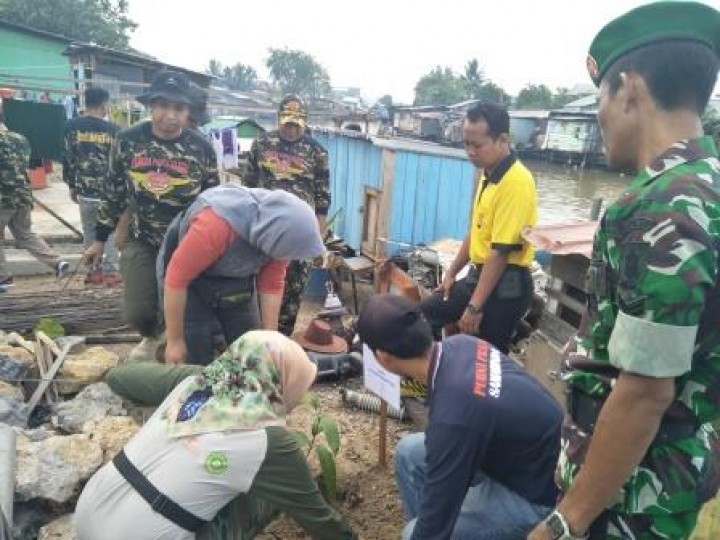 BERSIH SUNGAI, PENANAMAN POHON DAN PENEMPELAN STICKER JANGAN BUANG SAMPAH DISUNGAI